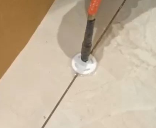 魏县瓷砖空鼓维修公司专业解答瓷砖在铺贴过程中，如果没有涂抹均匀到位的粘结材料（如水泥砂浆或瓷砖胶），可能会导致以下问题